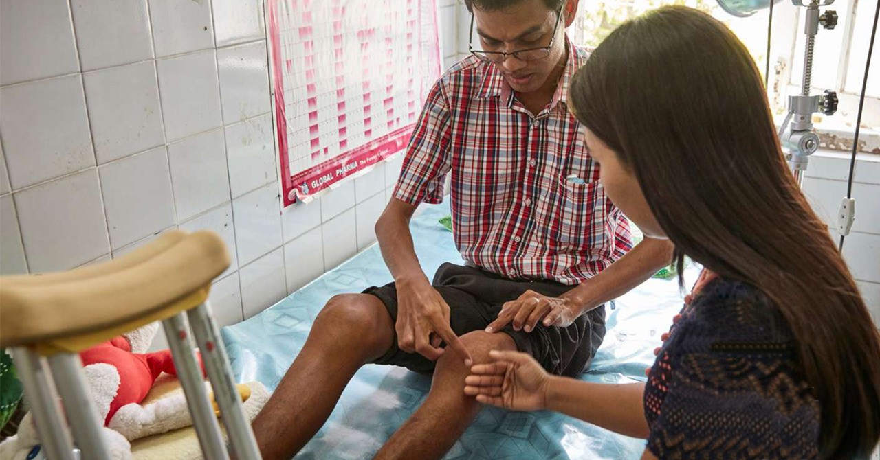 Myo Aung 住在 Maynmar,有帶抑製劑的血友病 A。
